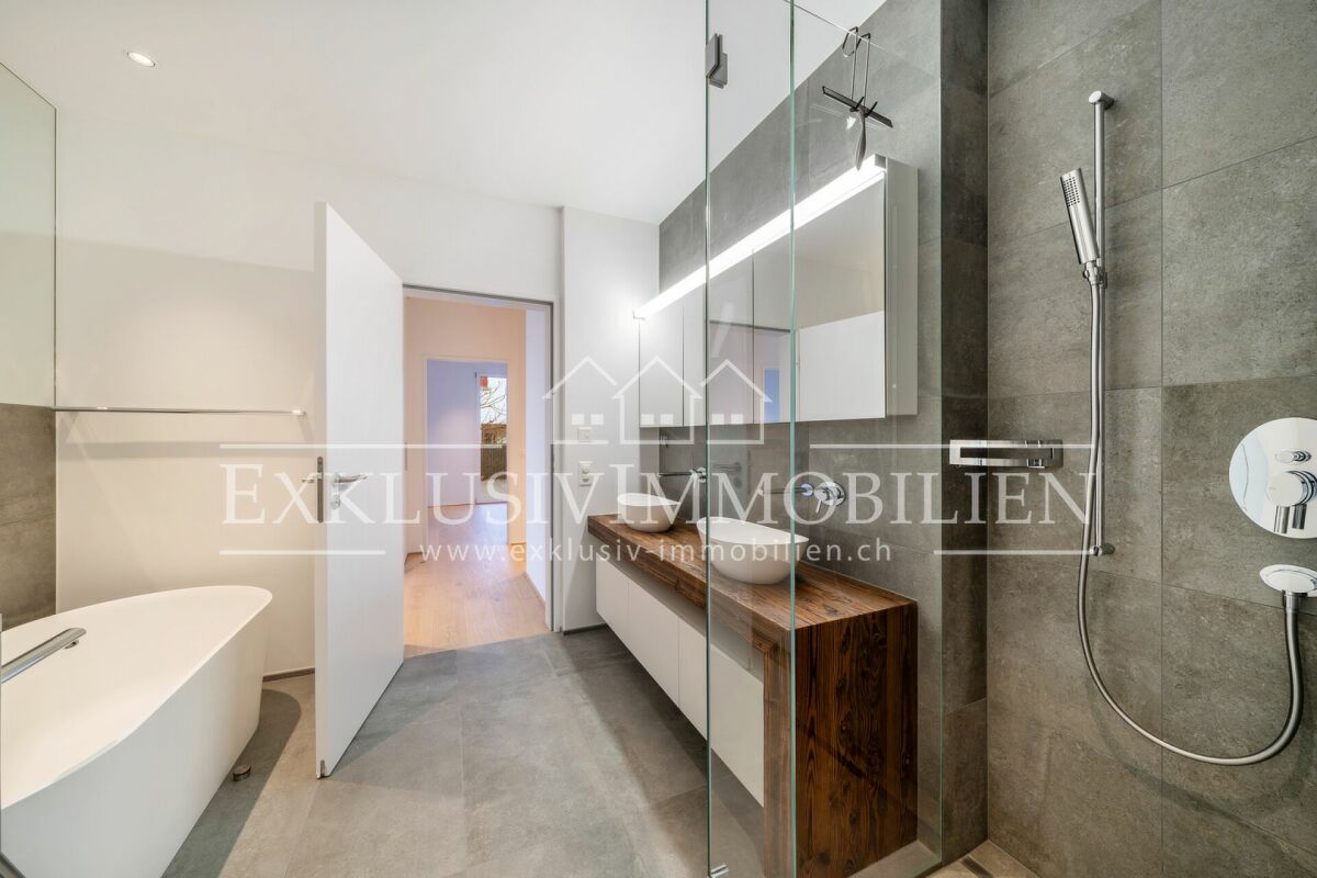 Modernes Badezimmer mit freistehender Wanne und Walk-in-Dusche