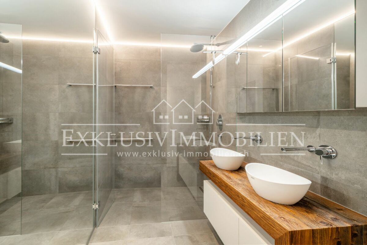 Modernes Badezimmer mit Doppelwaschtisch und Glasdusche