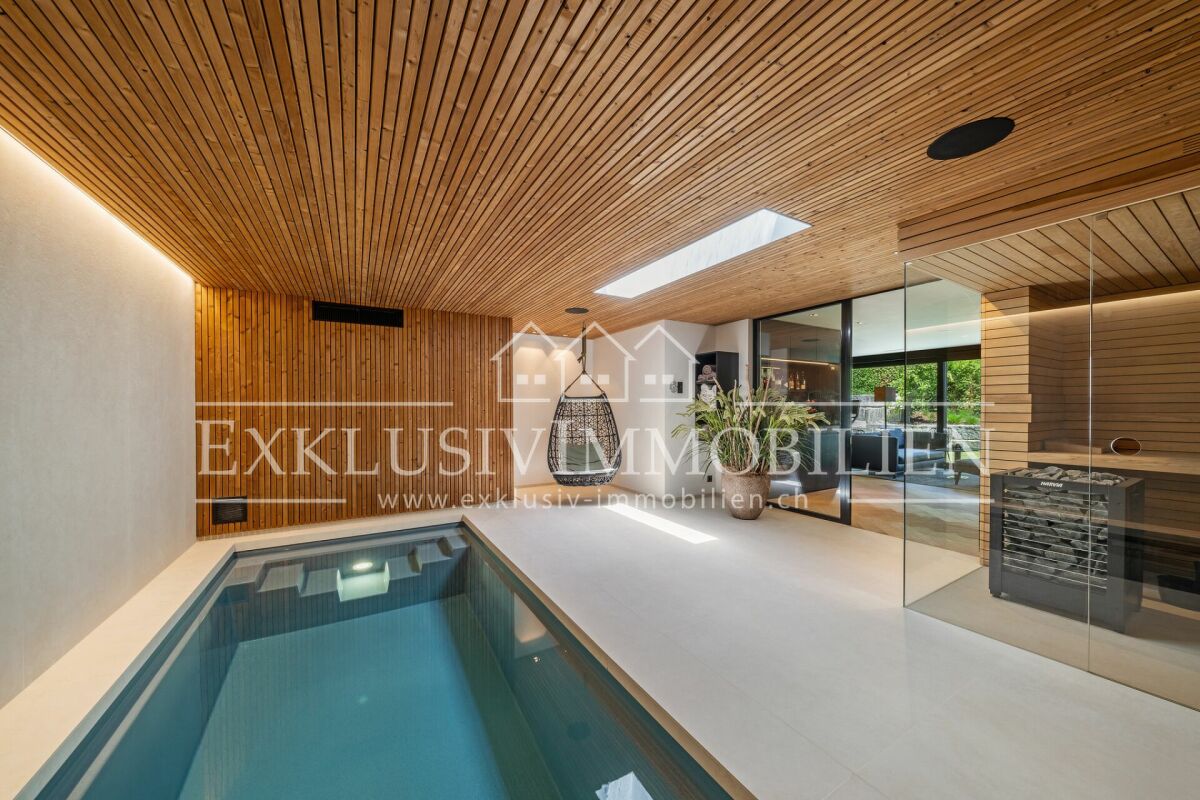 Indoorpool mit Holzverkleidung