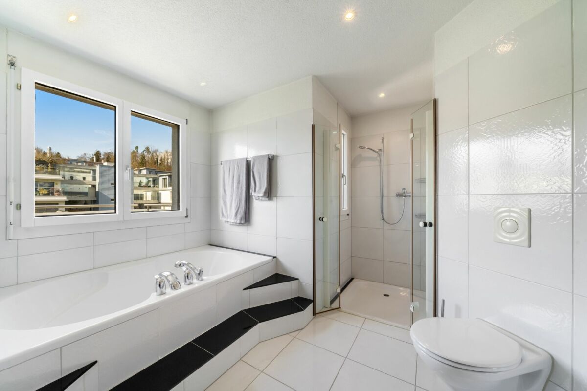 Helles Badezimmer mit Badewanne, Dusche und WC