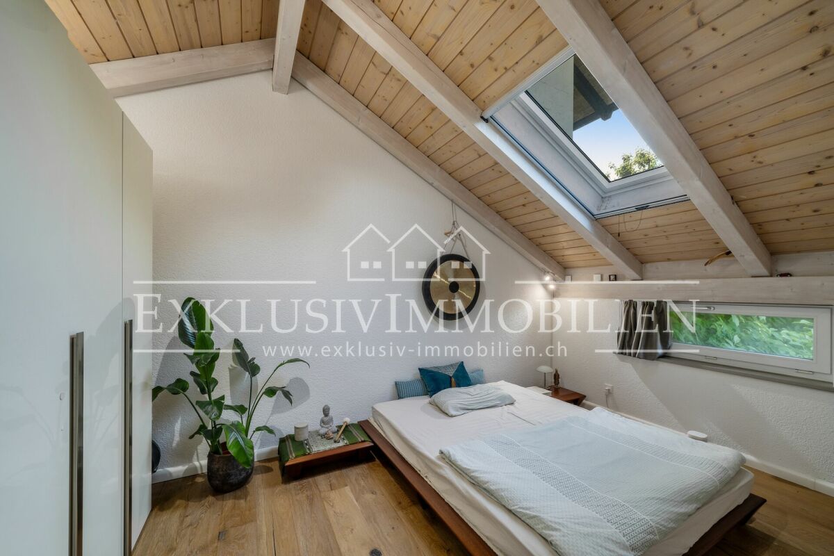 Dachgeschoss-Schlafzimmer mit Dachfenster