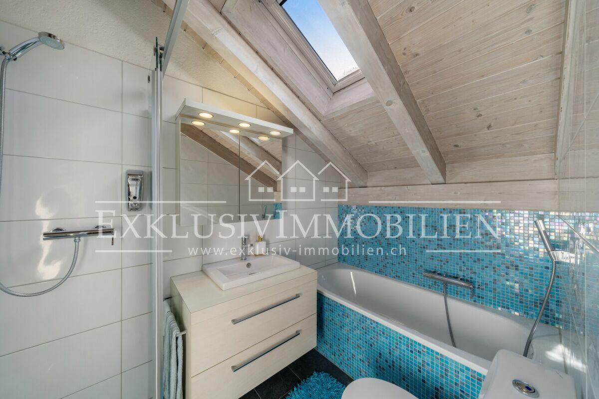 Bad mit Dachschräge und Badewanne