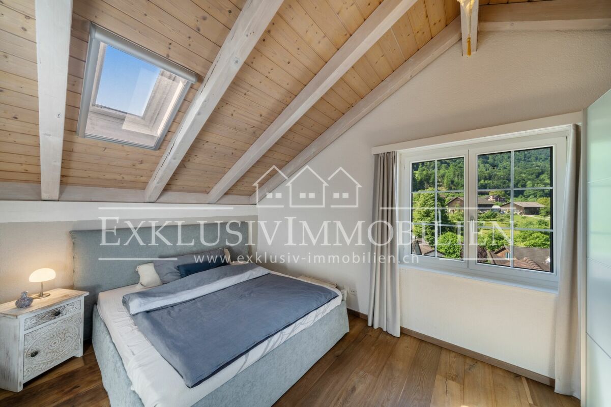 Dachgeschoss-Schlafzimmer mit Bergblick