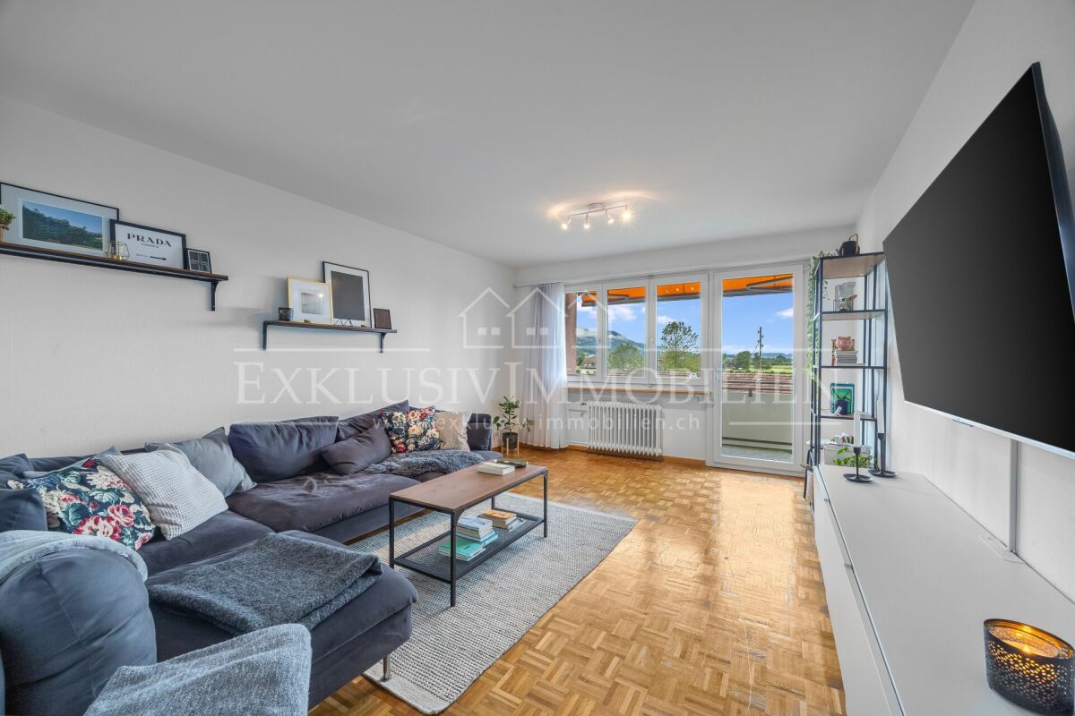Helles Wohnzimmer mit Balkon und Panoramafenster