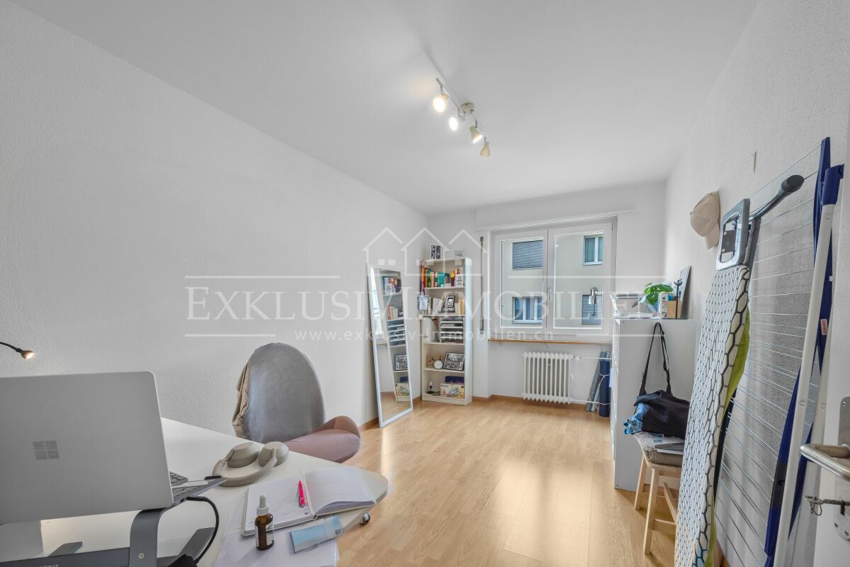 Helles Arbeitszimmer mit Dachfenster