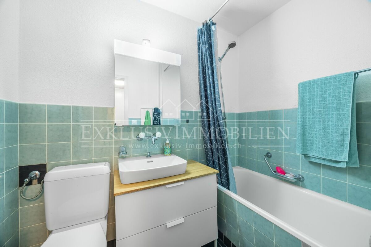 Kompaktes Badezimmer mit Badewanne und Waschplatz