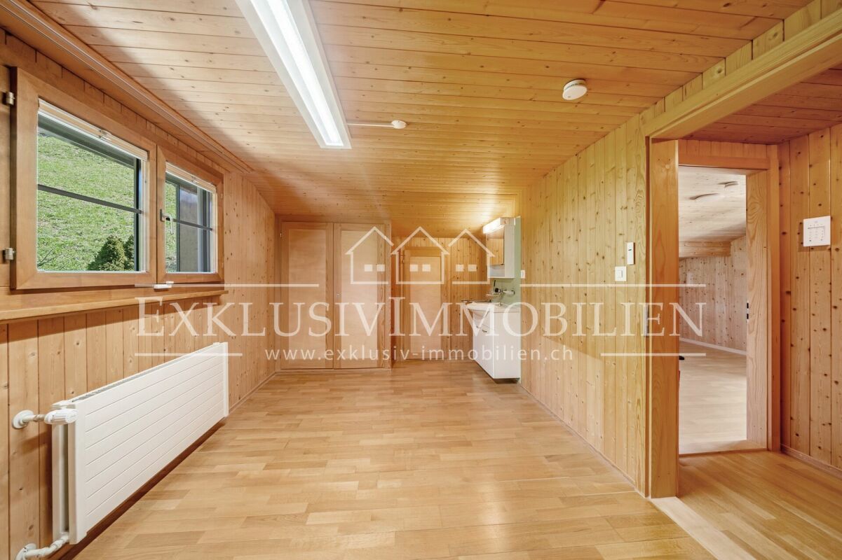 Holzgetäfelter Raum mit Fenstern