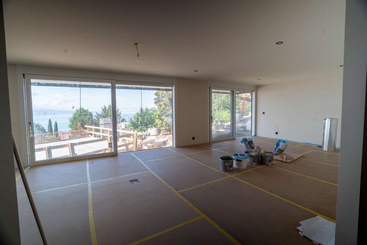 Großer leerer Wohnraum im Ausbau