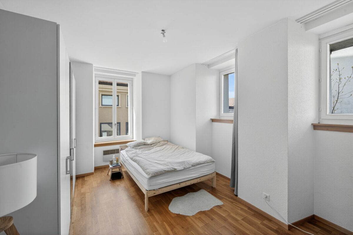 Schlichtes Schlafzimmer mit Tageslicht