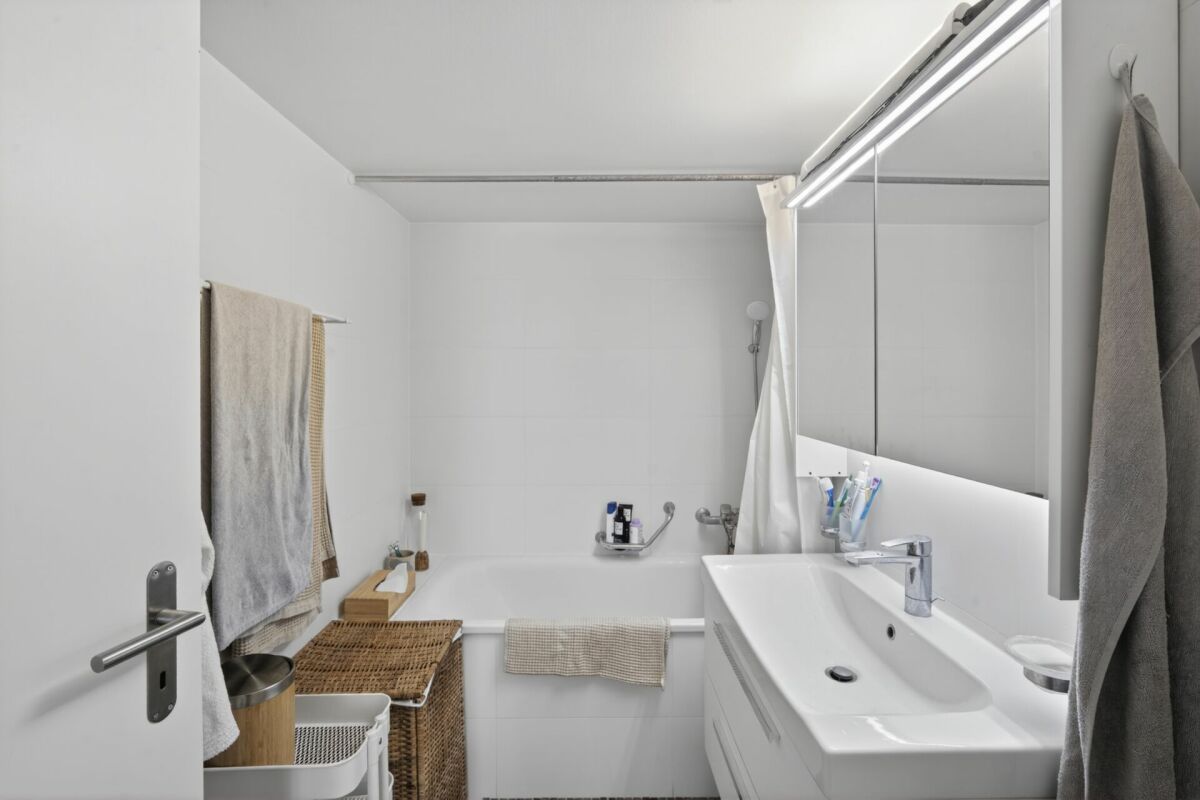 Modernes Badezimmer mit Badewanne und Waschtisch