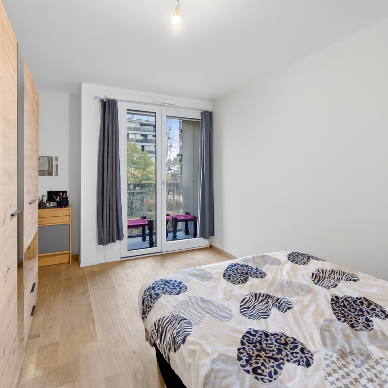 Helles Schlafzimmer mit Balkonzugang