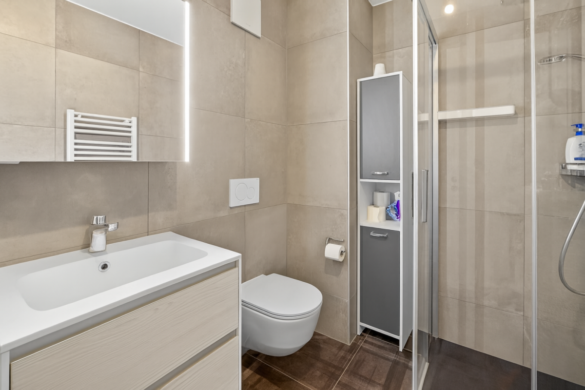 Modernes Badezimmer mit begehbarer Dusche