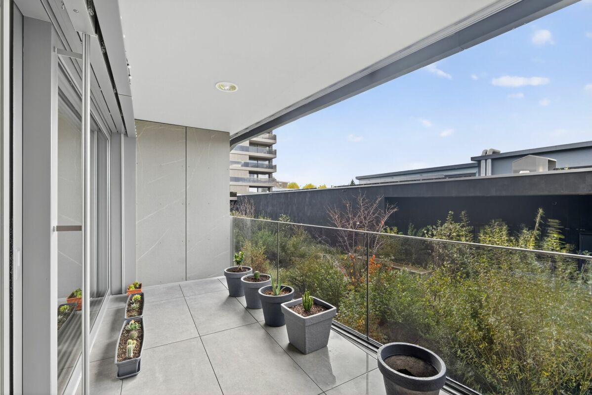 Moderne Balkonterrasse mit Glasgeländer