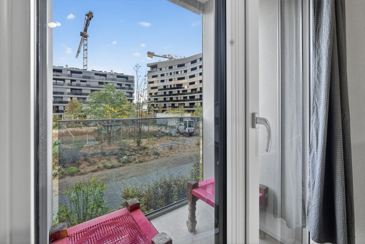 Blick aus einem Fenster auf Innenhof mit Neubauten