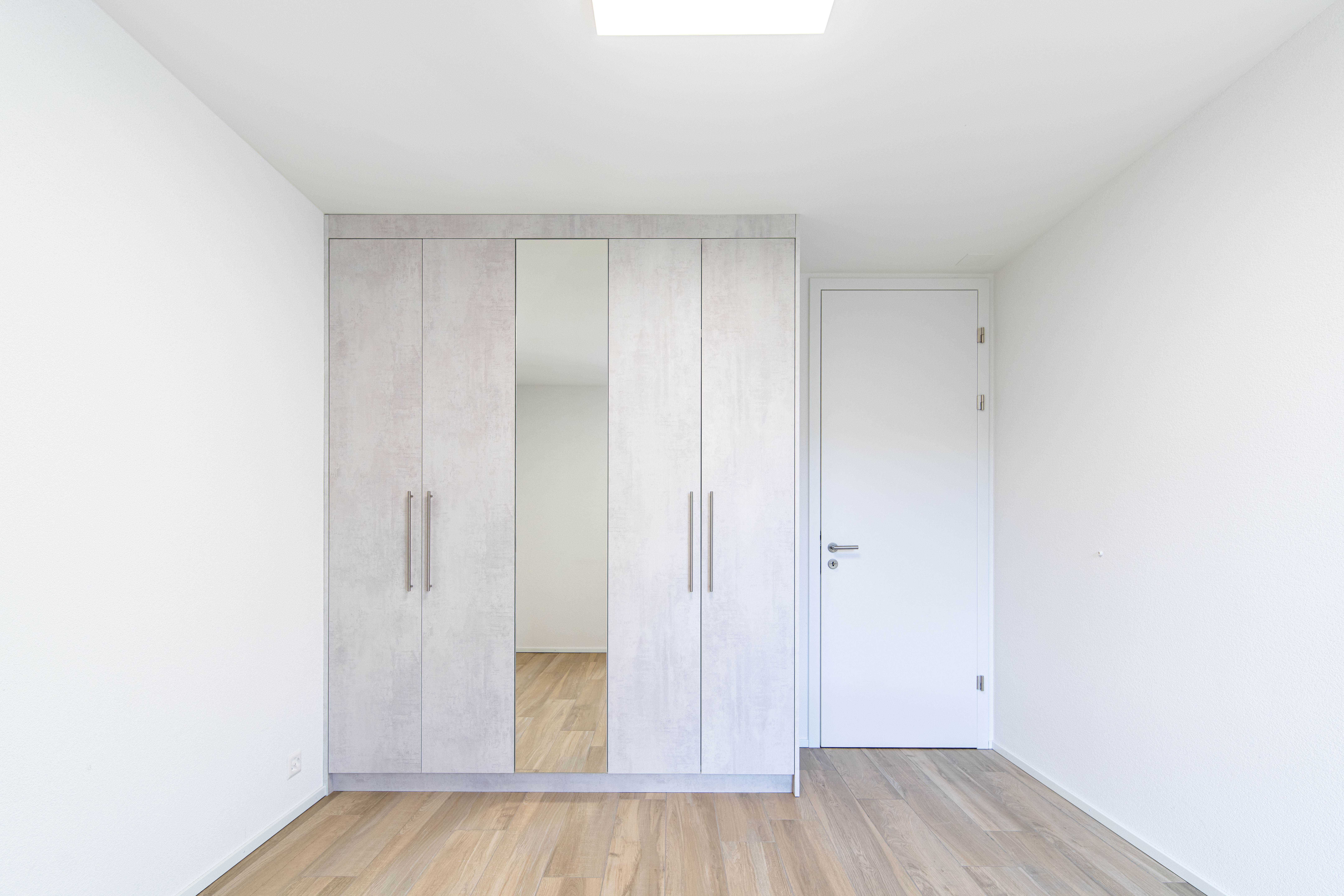 Helles Schlafzimmer mit Einbauschrank