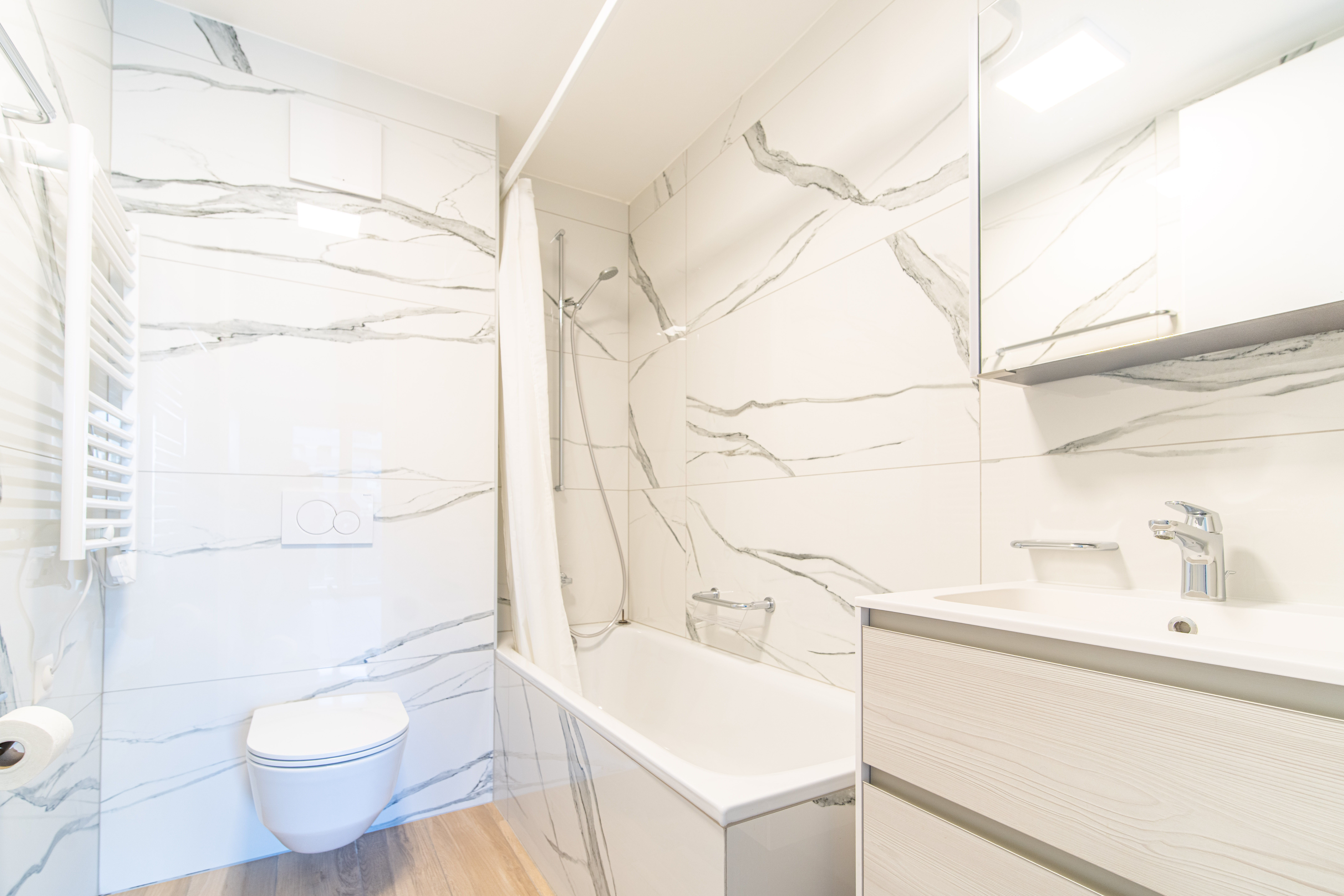 Modernes Bad mit Wanne und WC