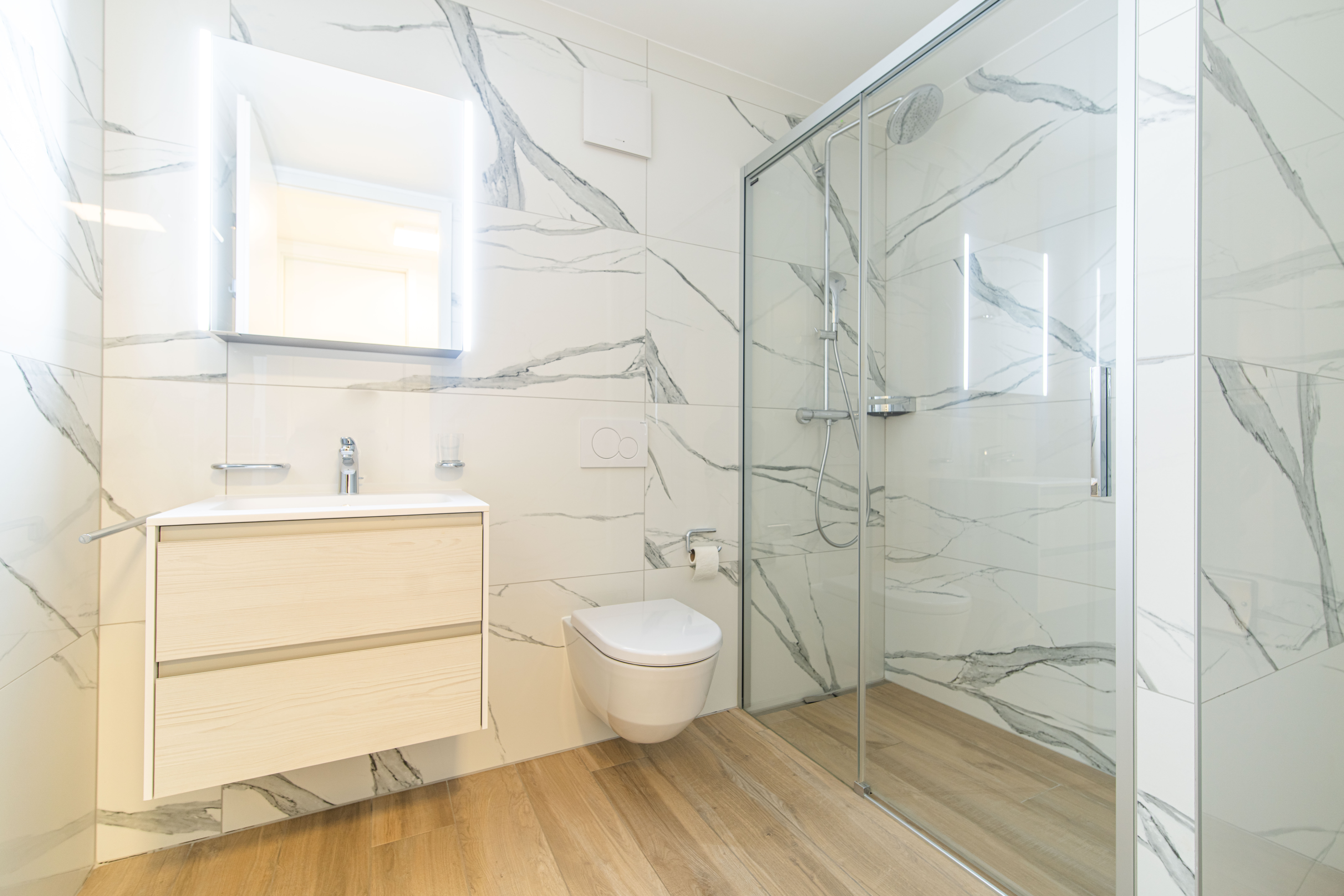 Modernes Badezimmer mit Walk-in-Dusche und Waschtisch