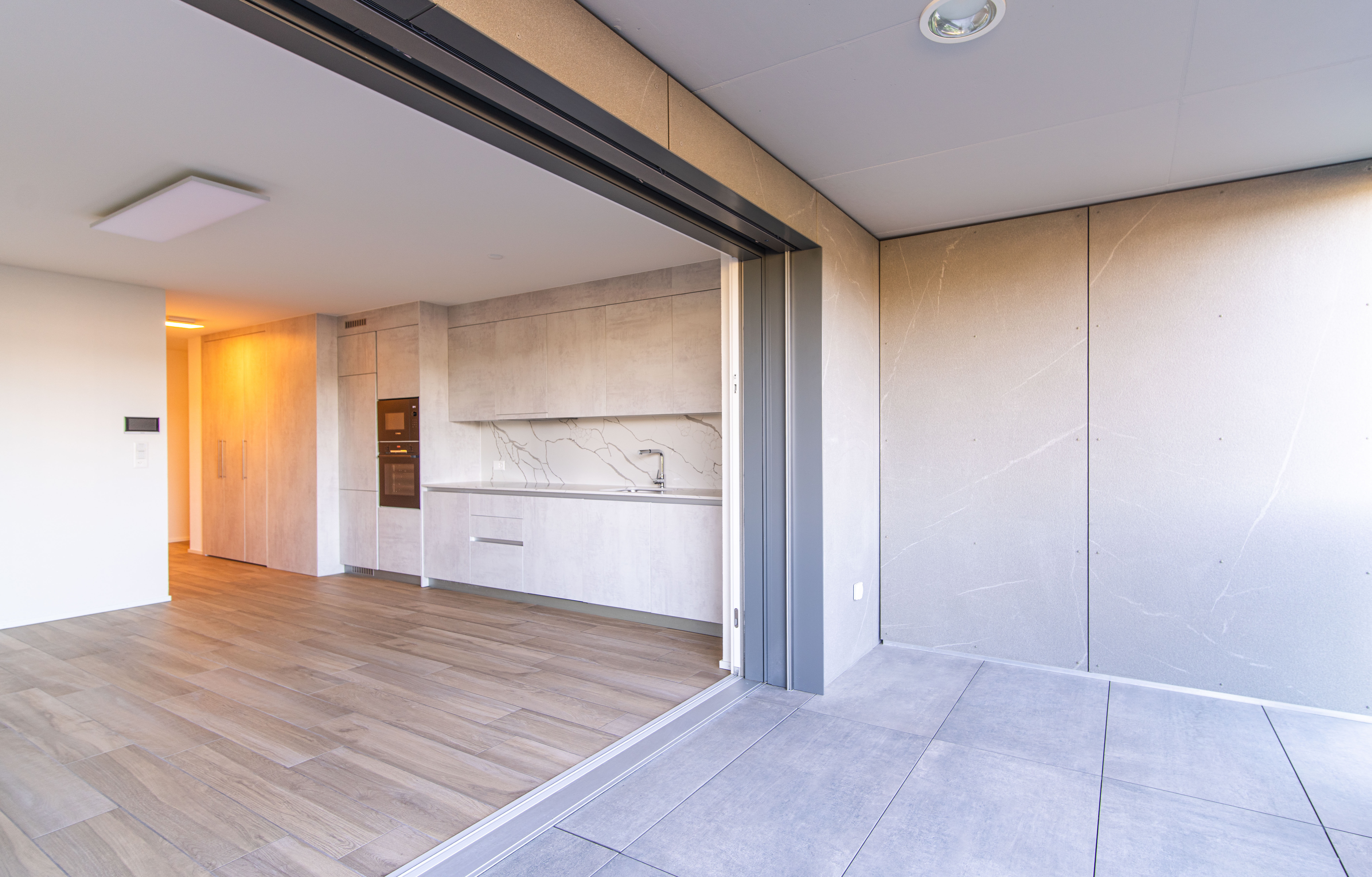 Moderne Küche mit vorgelagerter Terrasse