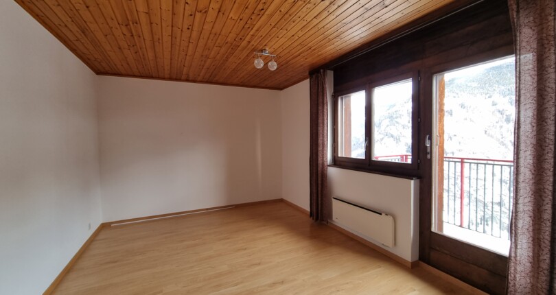 Leerer Raum mit Holzdecke und Balkonzugang