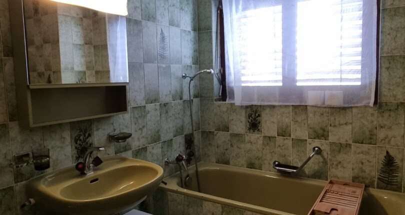 Badezimmer mit Badewanne und Waschbecken