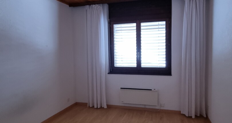 Leerer Raum mit Fenster und Vorhängen