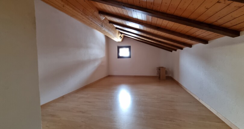 Ausgebauter Dachraum mit Holzbalkendecke