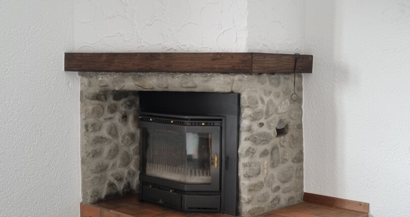Kamin mit Natursteinverkleidung