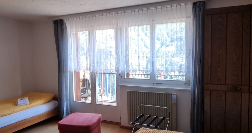 Helles Schlafzimmer mit Balkonblick