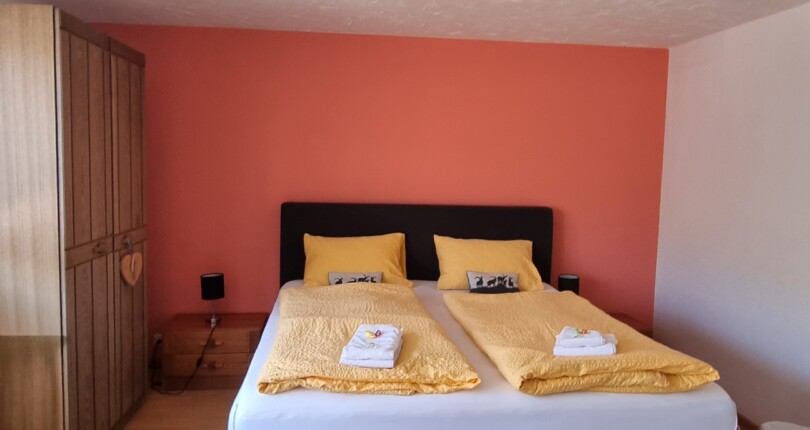 Gemütliches Schlafzimmer mit Doppelbett