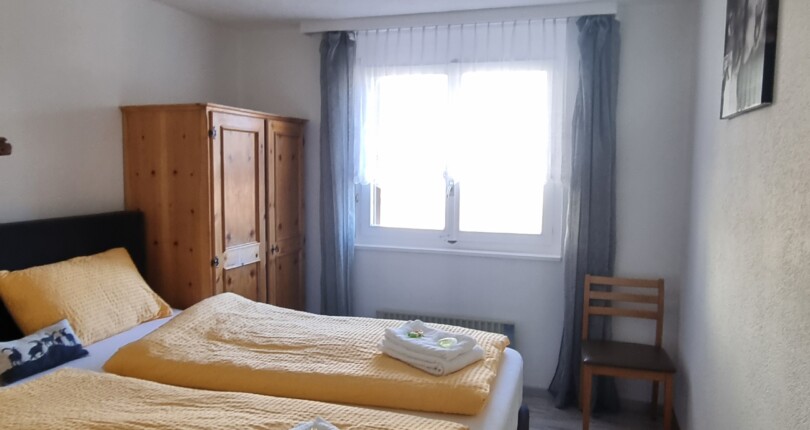 Schlafzimmer mit Einzelbett und Fenster