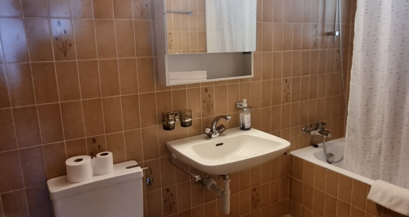 Badezimmer mit Badewanne und Waschbecken