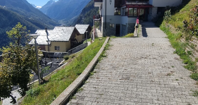 Außenansicht einer alpinen Hanglage
