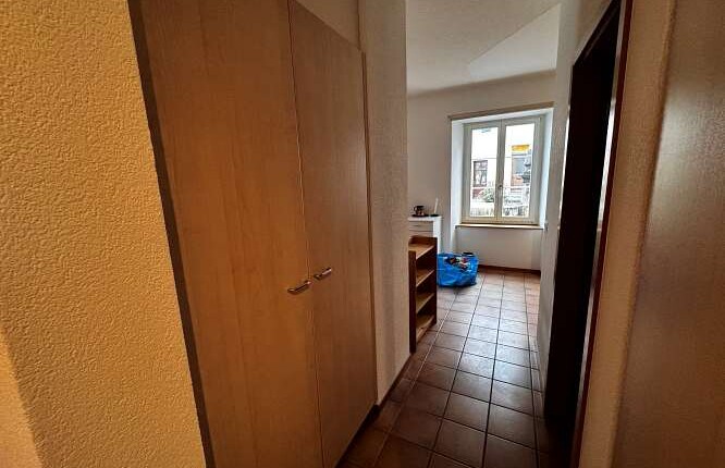 Flur mit Einbauschrank und Fenster