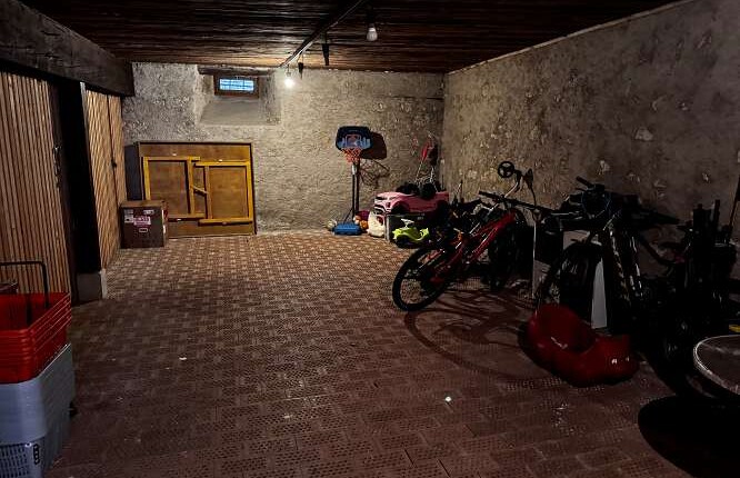 Innenraum einer Garage mit abgestellten Fahrzeugen
