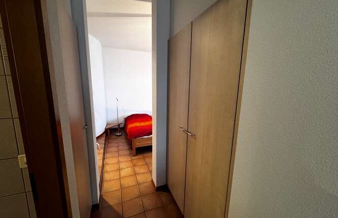 Flur mit Blick ins Schlafzimmer