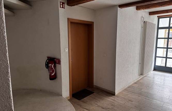 Flur mit Holztür und Balkendecke