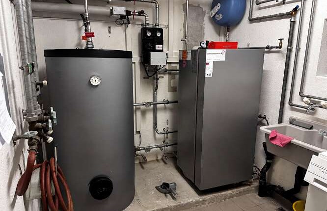 Technikraum mit Heiz- und Speicheranlage