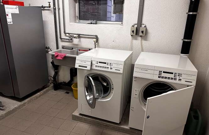 Waschkeller mit zwei Waschmaschinen