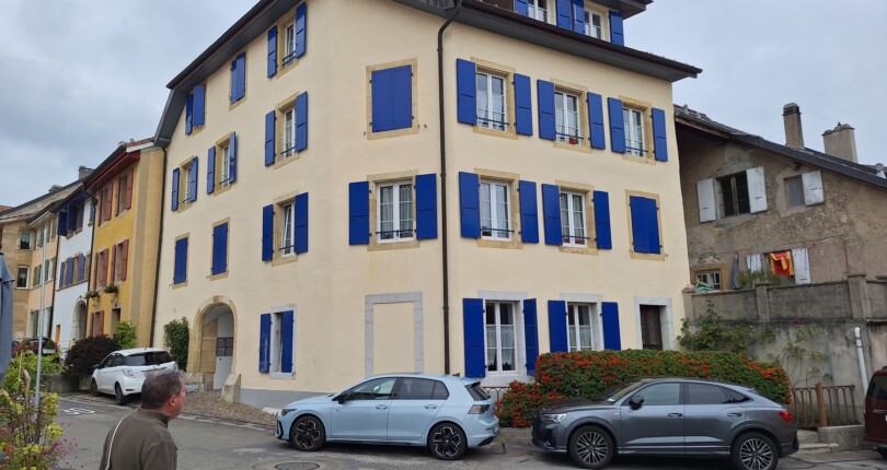 Historisches Wohnhaus mit blauen Fensterläden
