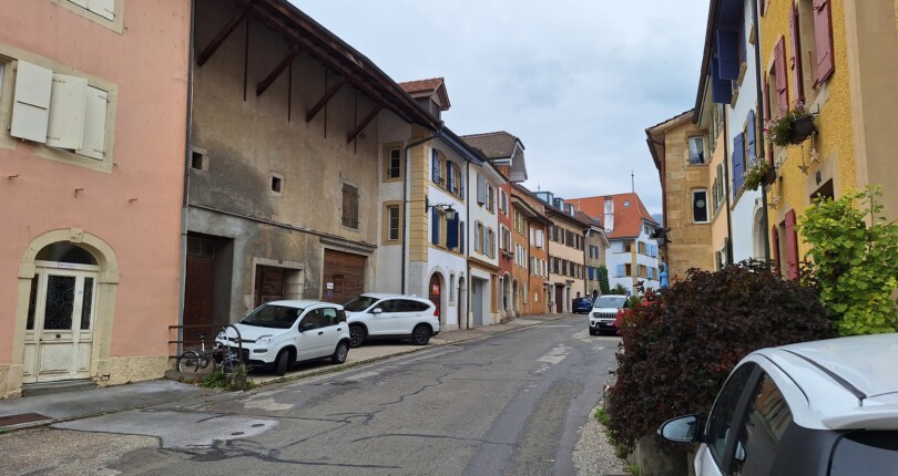 Straßenszene in einer historischen Wohnstraße