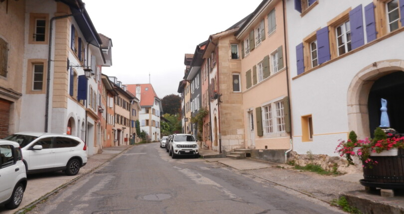 Straßenszene in einem historischen Wohnquartier