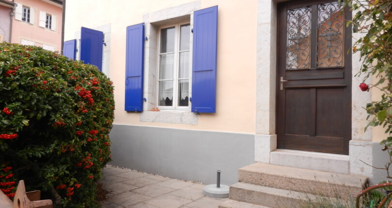 Außenansicht eines Hauseingangs mit Fensterläden