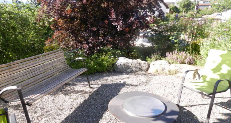 Garten mit Sitzbereich