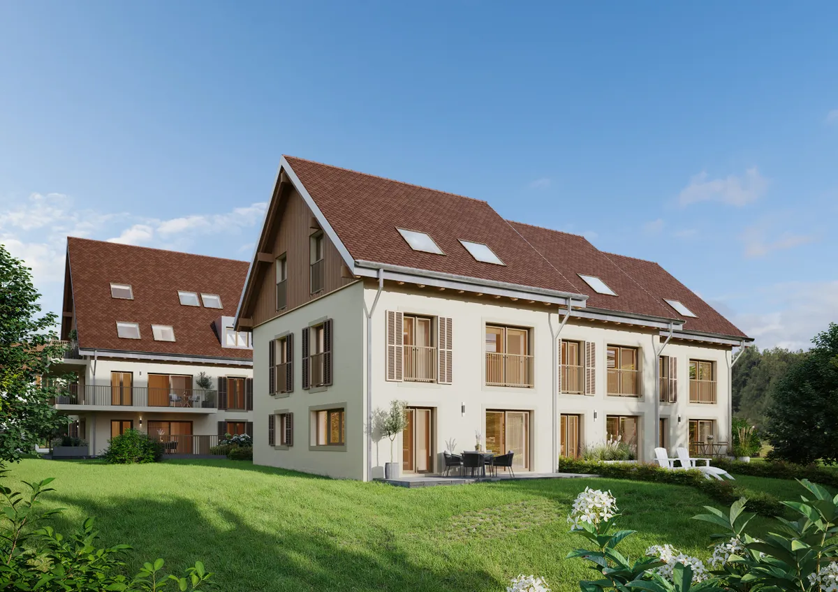 Mehrfamilienhaus mit Satteldächern und Garten