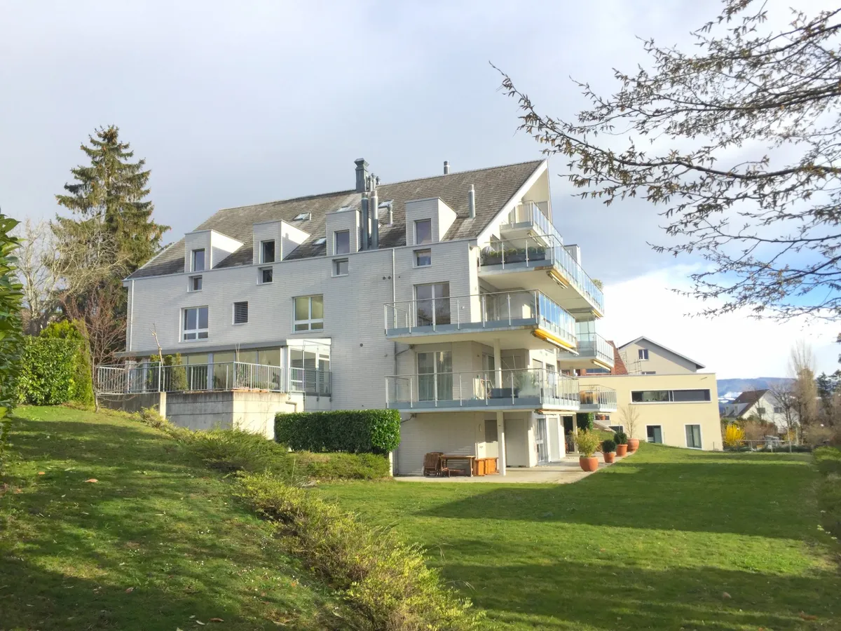 Mehrfamilienhaus mit großen Balkonen im Grünen