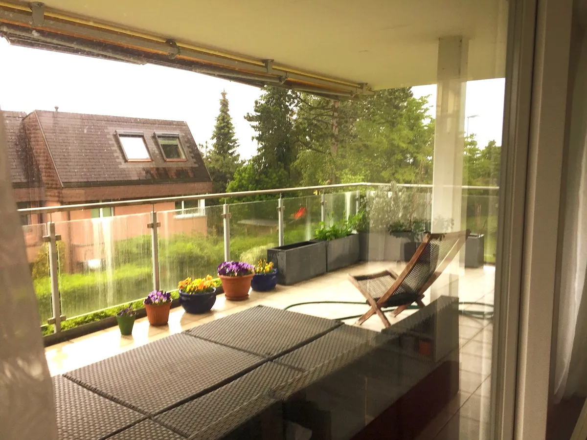 Überdachter Balkon mit Ausblick ins Grüne