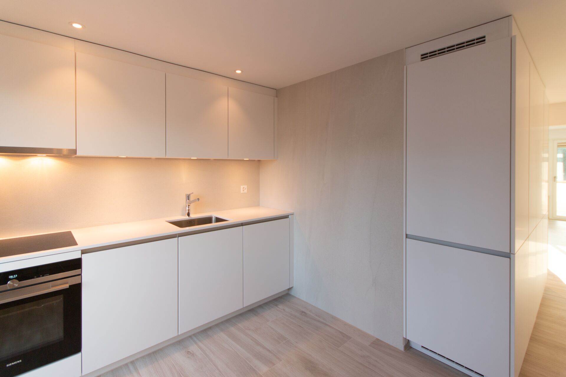 Moderne Einbauküche in hellem Minimalstil