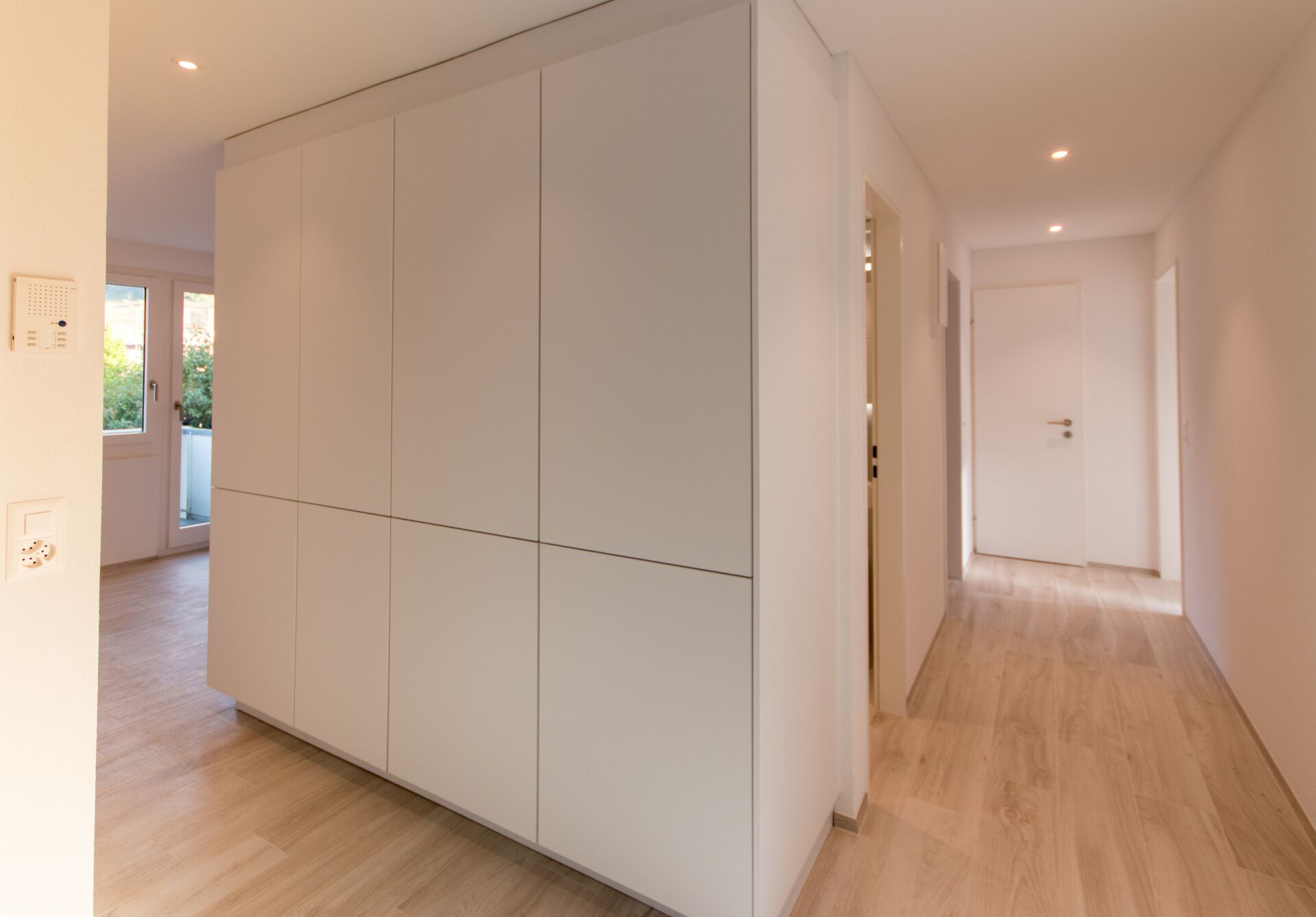 Heller Flur mit Einbauschrank
