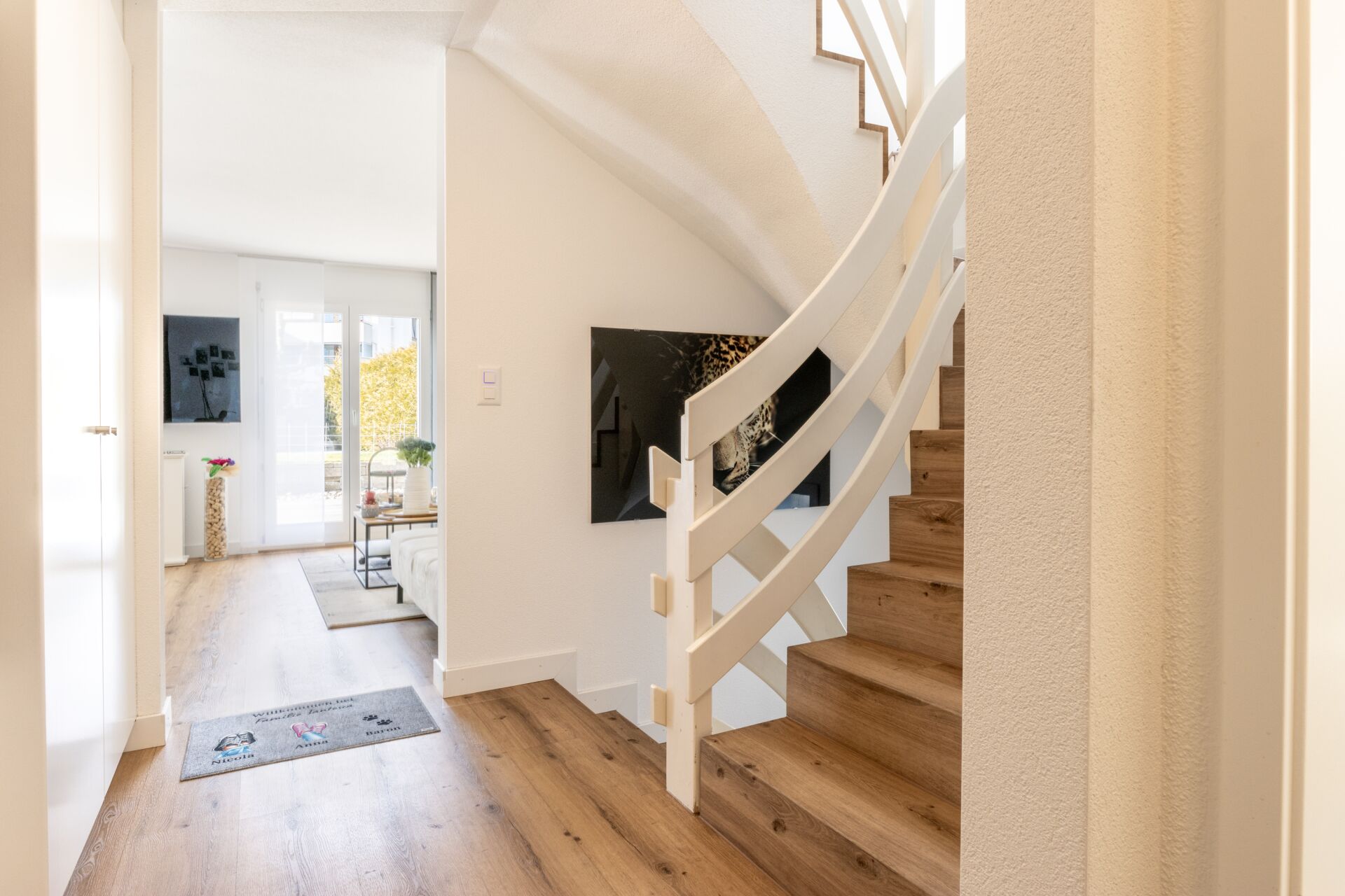 Heller Flur mit Treppe