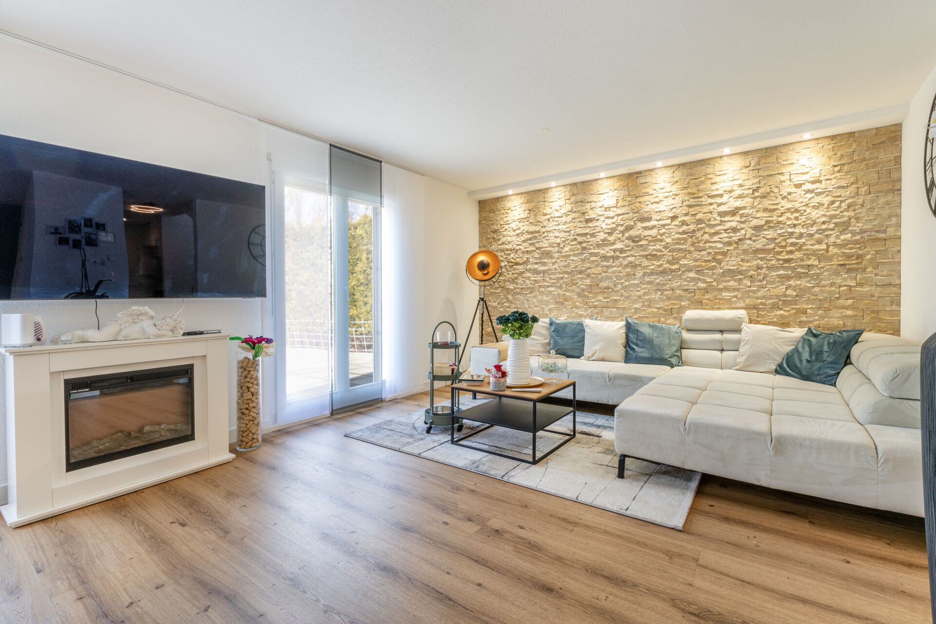 Modernes Wohnzimmer mit Kamin und Ecksofa